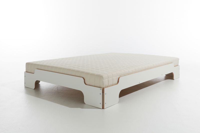 Weiße Stapelliege mit Matratze, 90x190 cm, von Müller Möbelwerkstätten. Komfortable Liegefläche für Kinder und Erwachsene.